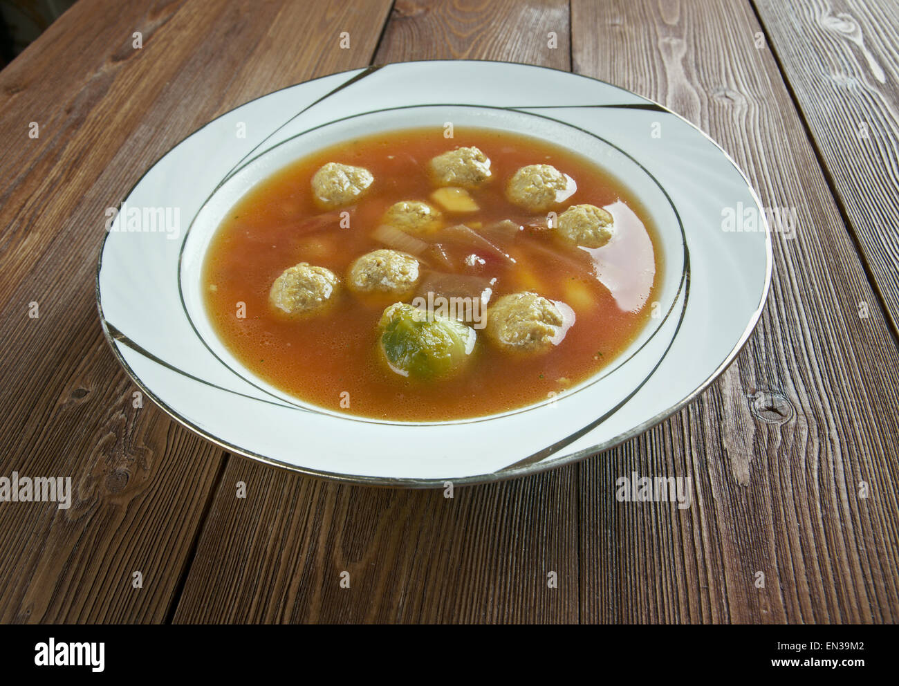 Schwäbische Suppe mit Fleischbällchen. Deutsche Küche Stockfoto