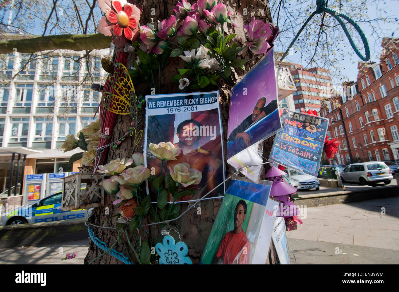 Poster als Hommage außerhalb Brixton Polizeistation Erinnerung an Männer, die in Polizeigewahrsam starb am Baum fixiert Stockfoto