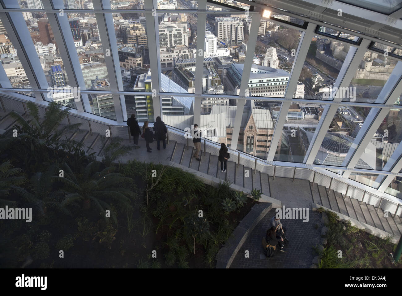 London, UK. 1. März 2015. Dem Himmel nahe Sky Garden bei 20 Fenchurch Street Wolkenkratzer erstreckt sich über drei Etagen und bietet Blick über die City of London. Serviert von zwei Expressaufzüge, kommen Besucher auf einem schön angelegten Garten mit einem Anzeigebereich, Terrasse, Café, Bar und Restaurant. Die Sky Garden ist ein wirklich einzigartiger Raum und wurde entwickelt, um einen offenen und lebendigen Ort der Muße, erstellen bietet dem Besucher eine seltene Gelegenheit, erleben Sie London aus einem anderen Blickwinkel, London, UK © Veronika Lukasova/ZUMA Draht/Alamy Live News Stockfoto