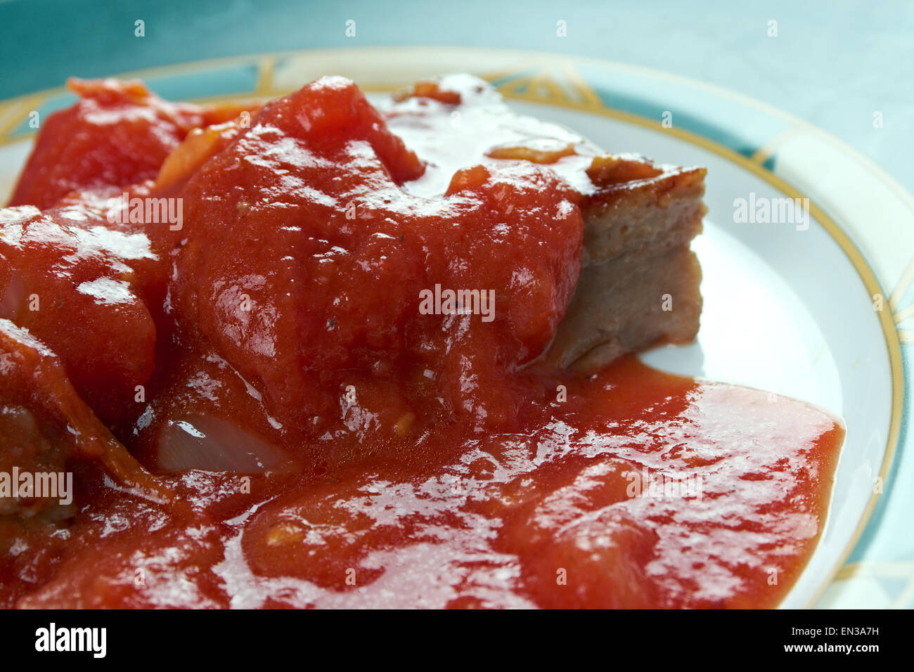 Carne Pizzaiola - neapolitanischen Tradition, das Fleisch verfügt über. mit Paprika, Tomaten und Olivenöl, lange genug gekocht, zart Stockfoto