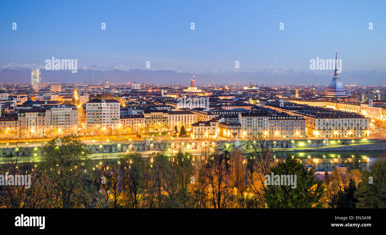 Turin (Torino), Panorama zur blauen Stunde Stockfoto