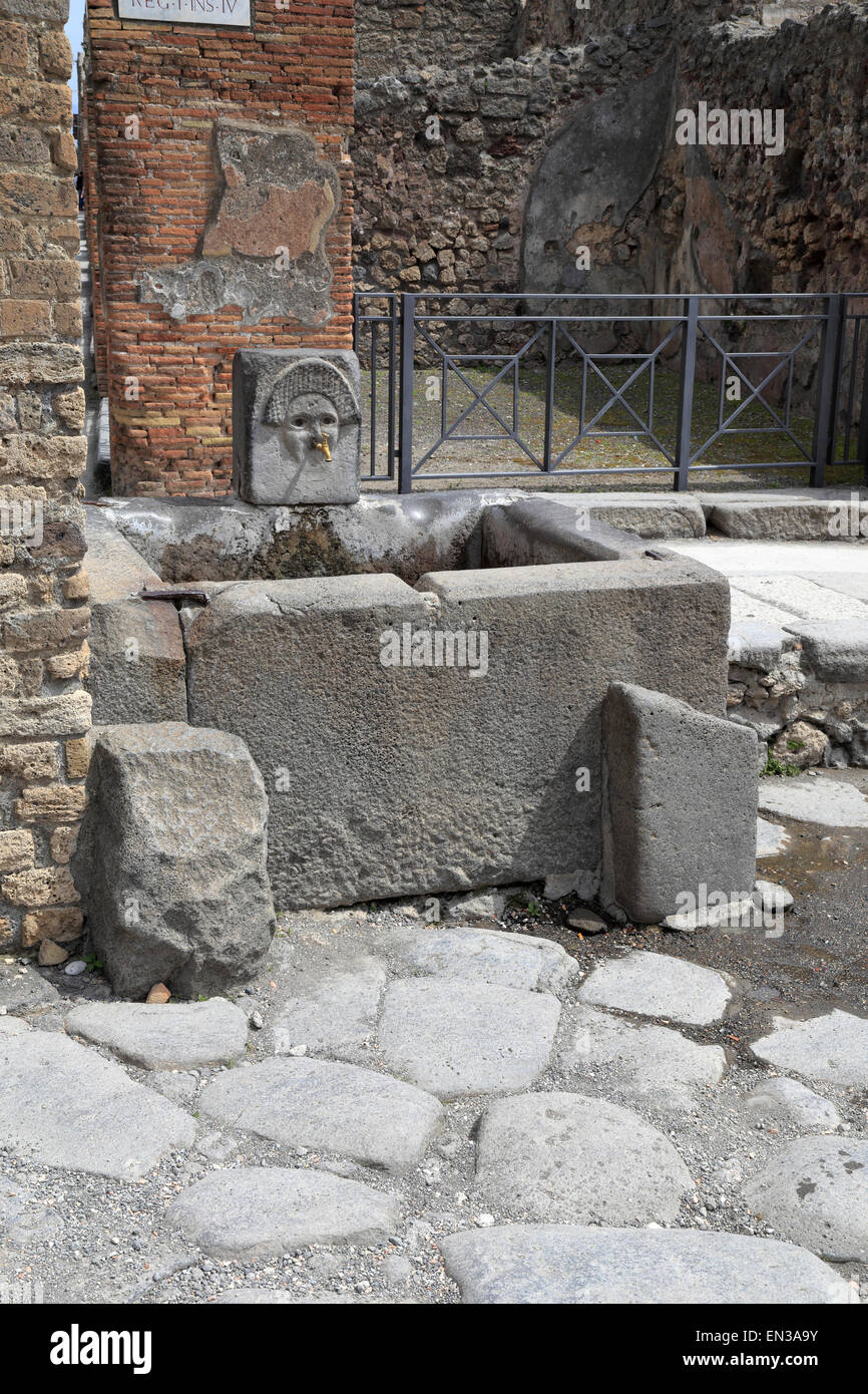 Öffentliche Trinkwasser-Brunnen auf der Via Stabiana, Pompeji, Italien. Stockfoto