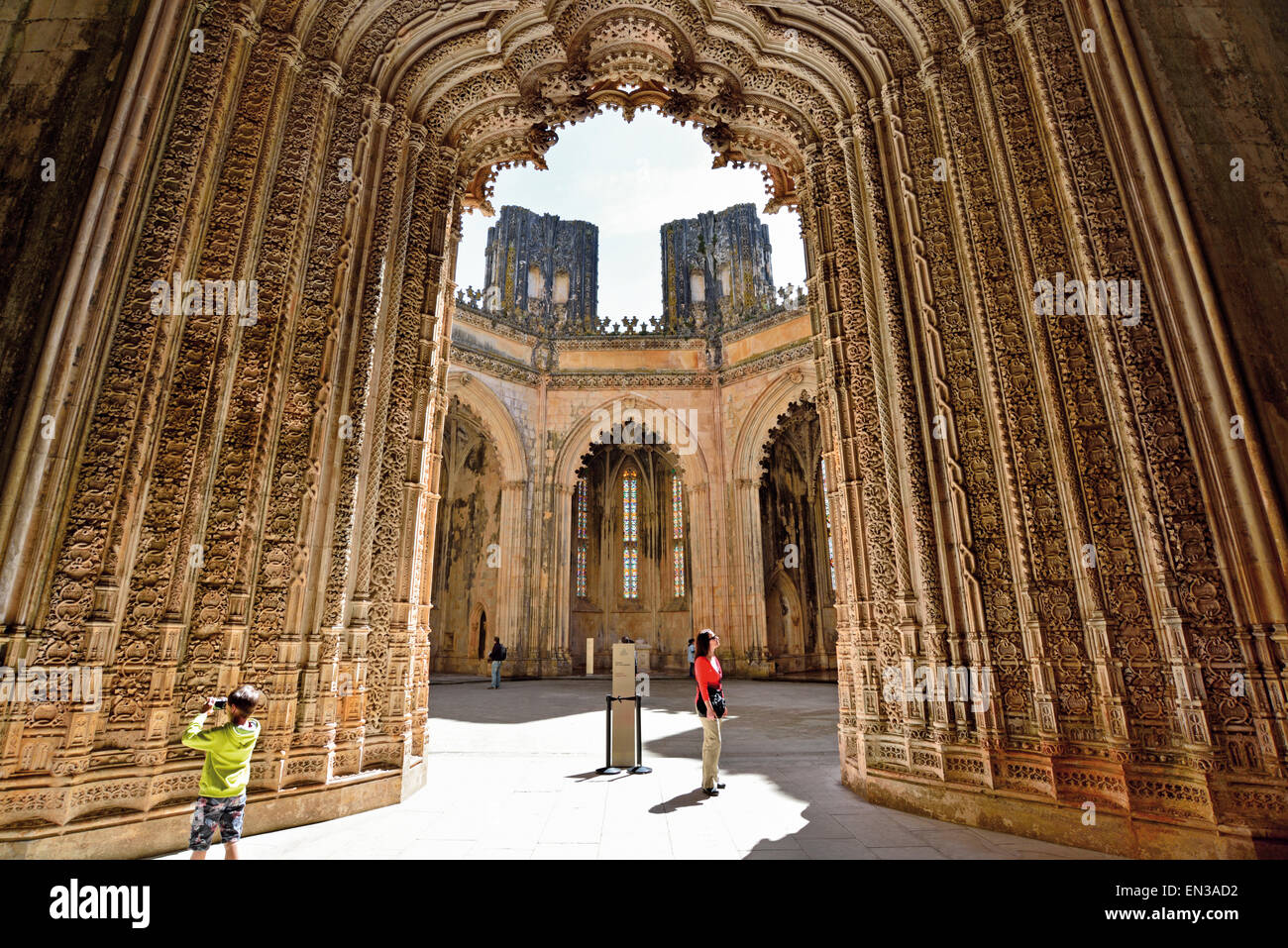 Portugal, Leiria: Touristen in die unvollendeten Kapellen im Kloster Santa Maria da Vitoria in Batalha Stockfoto