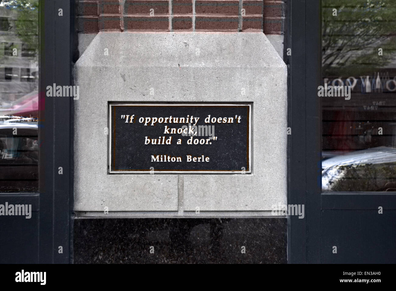 Ein lustiges Zitat, das Milton Berle an der Seite eines Buchladens von Barnes & Noble in Bethesda, Maryland zugeschrieben wird, WENN DIE GELEGENHEIT NICHT KLOPFT, Eine TÜR ZU BAUEN Stockfoto