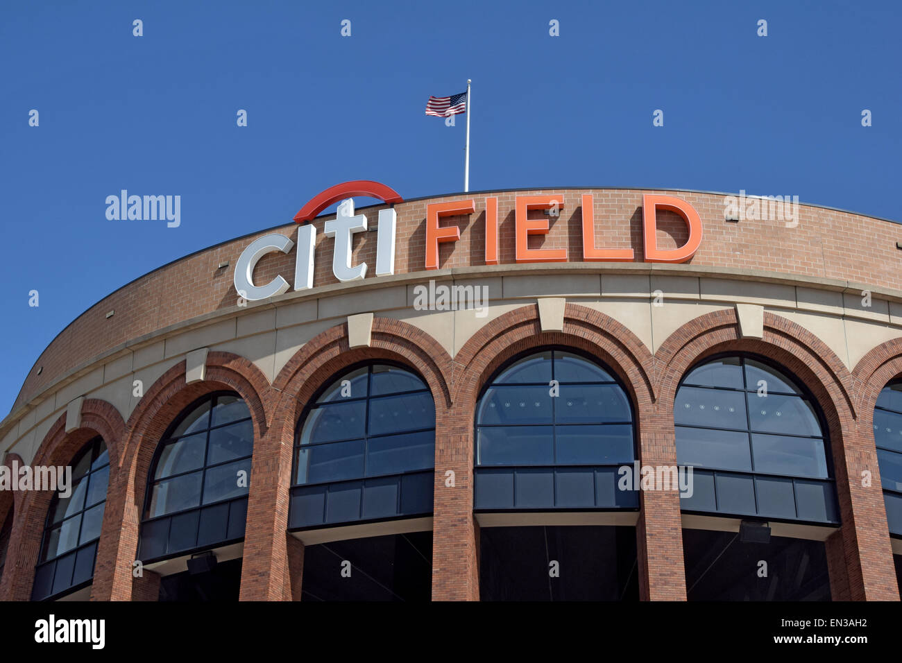 Die amerikanische Flagge im Wind auf Citi Field, Heimat der New York Mets Baseballteam in Flushing, Queens, New York. Stockfoto