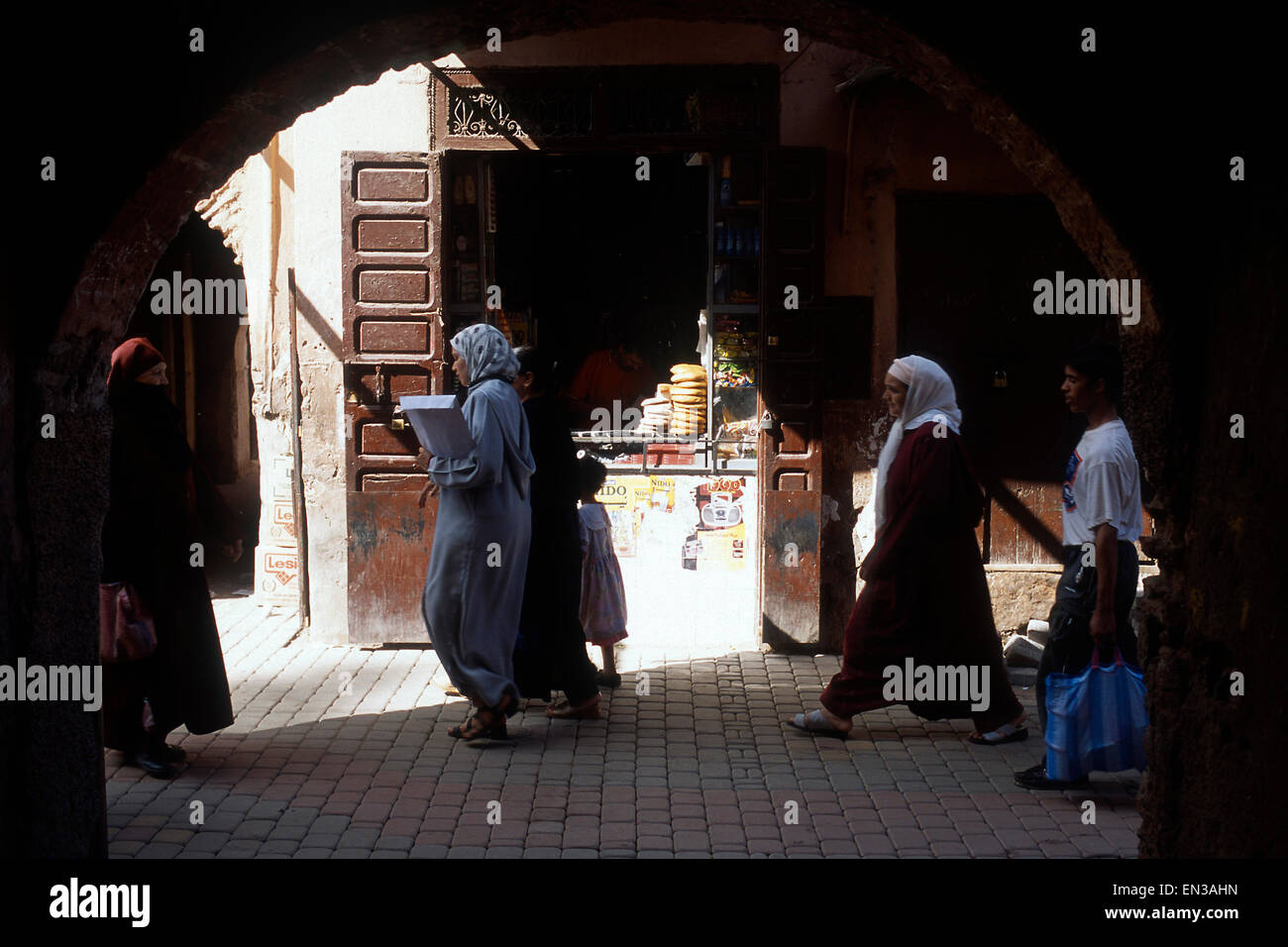 Algerien. Mozabite Frauen gehen in einer schmalen Gasse in der Stadt Ghardaia. Stockfoto