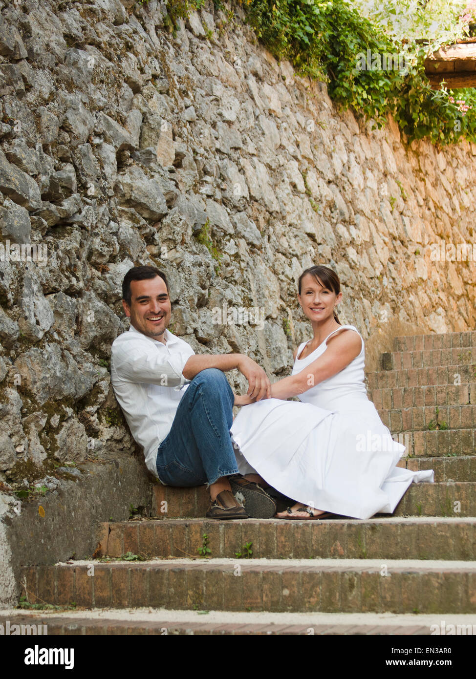 Italien, Ravello, Porträt von reifes Paar sitzt auf der Treppe Stockfoto