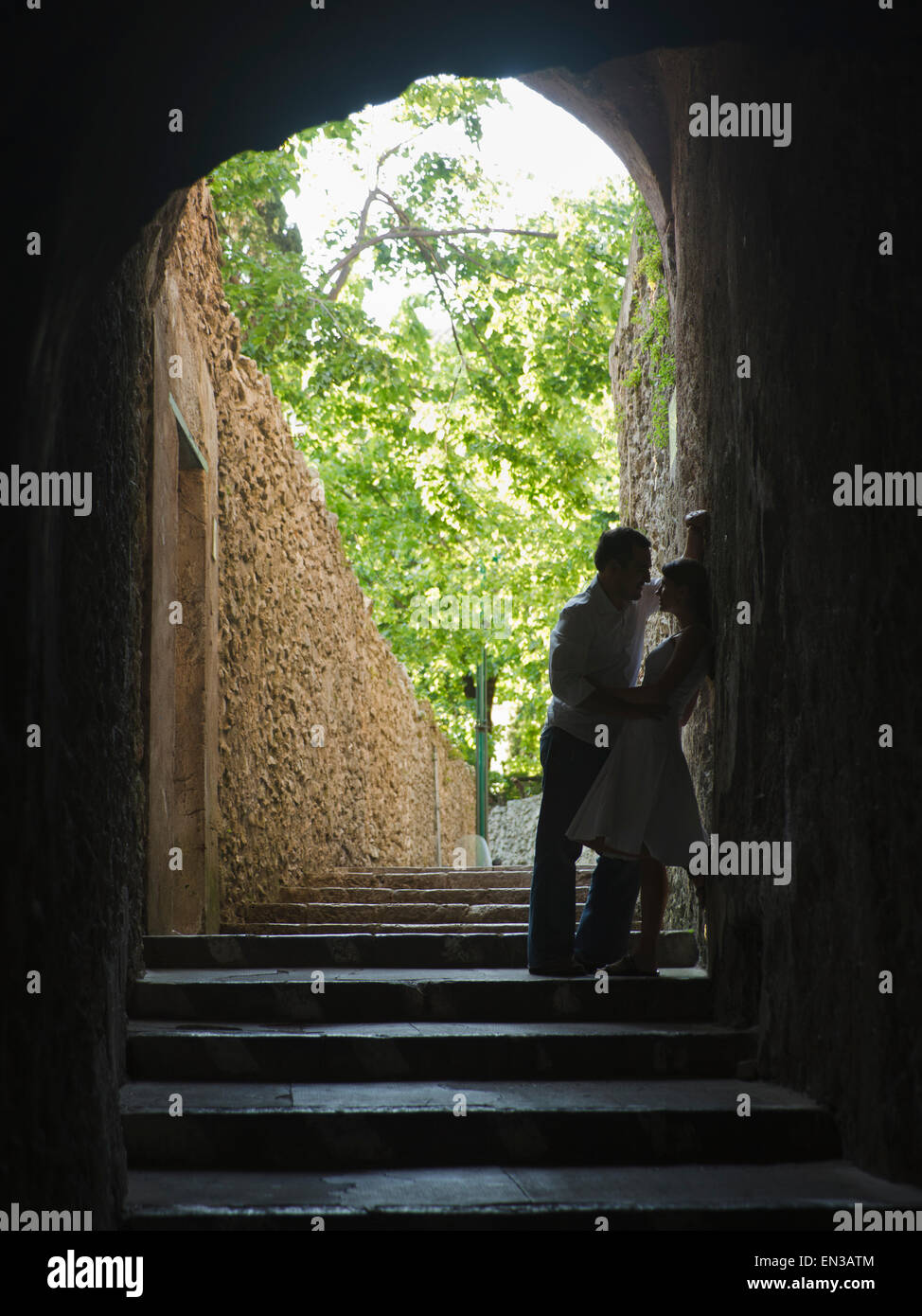 Italien, Ravello, älteres Paar küssen im Torbogen Stockfoto