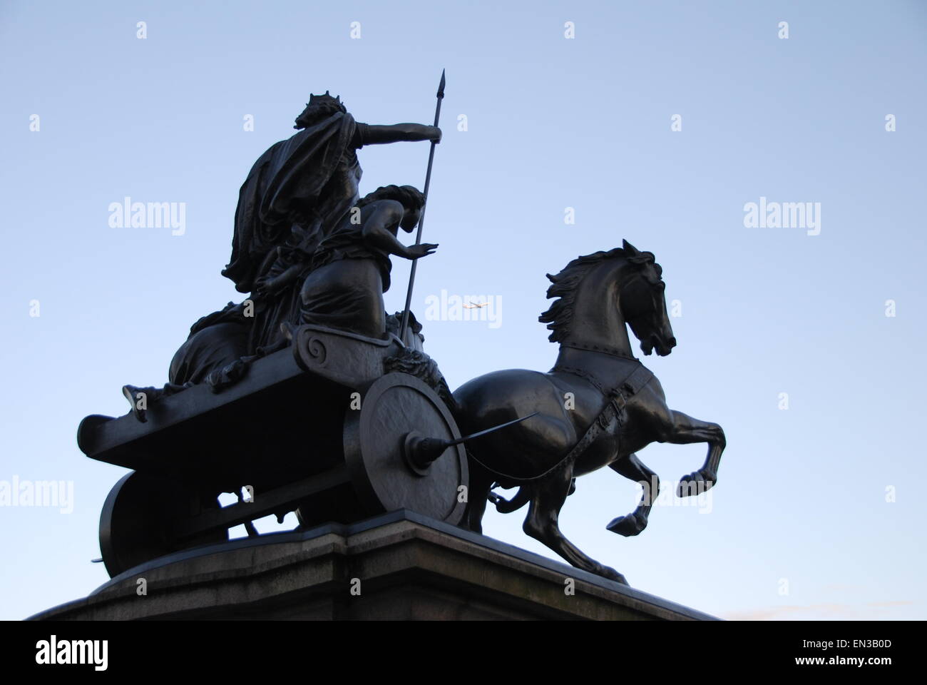 Britannien Aufstand Statue mit dem Flugzeug Stockfoto