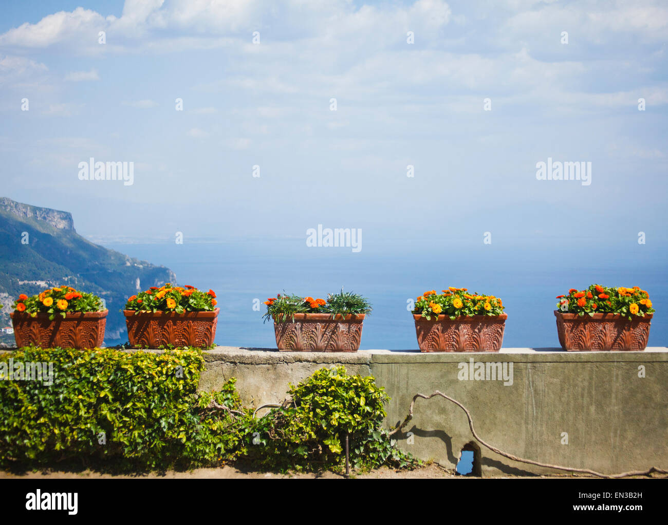 Italien, Küste von Amalfi, Ravello, Potter Blumen an Wand Stockfoto