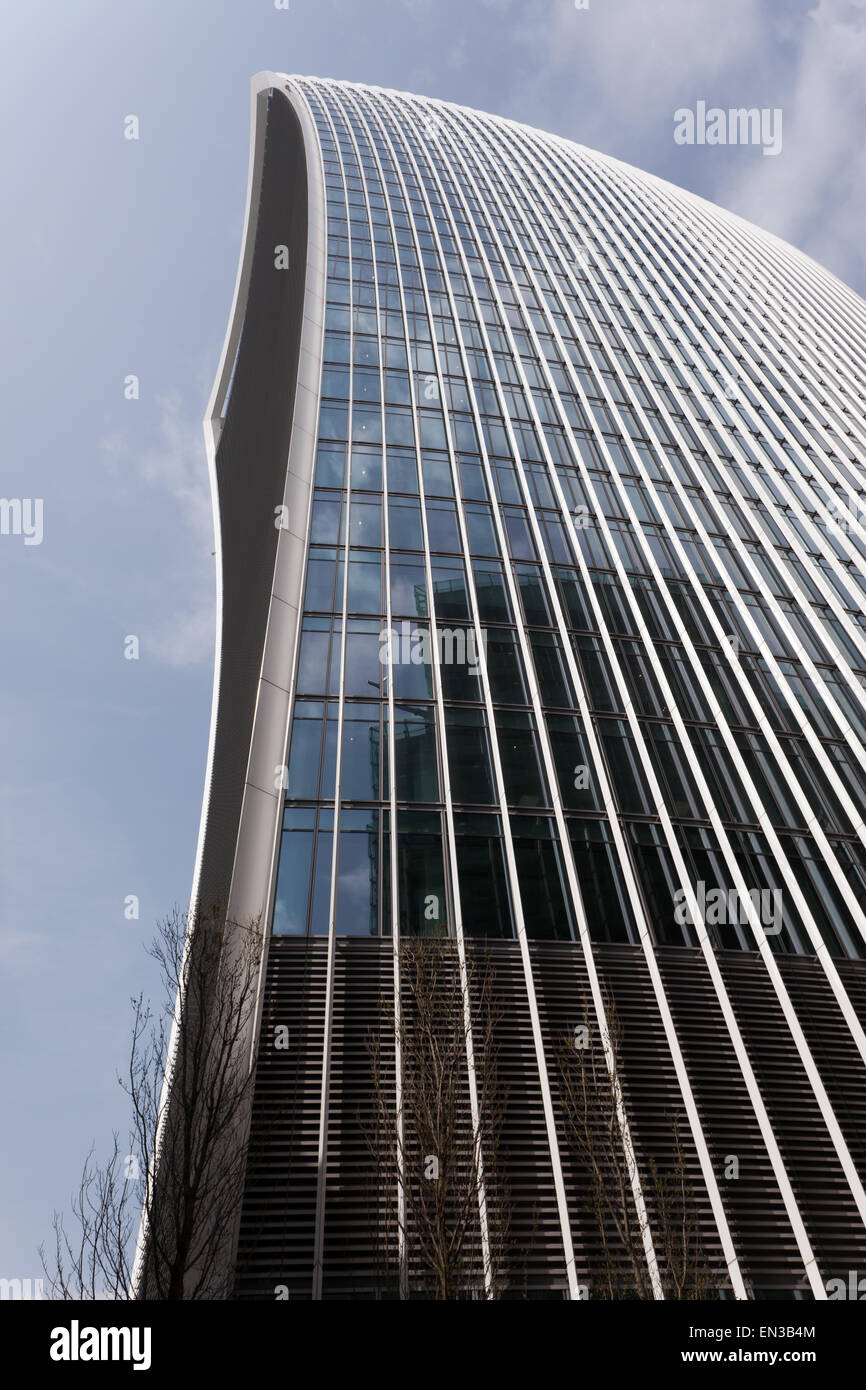 Im Weitwinkel bei 20 Fenchurch Street, ein Wolkenkratzer auch bekannt als "The Walkie-Talkie" nachschlagen Stockfoto