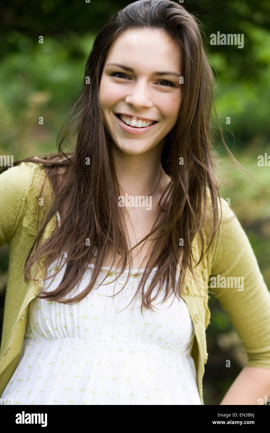 Frau in einem weißen Kleid Stockfoto
