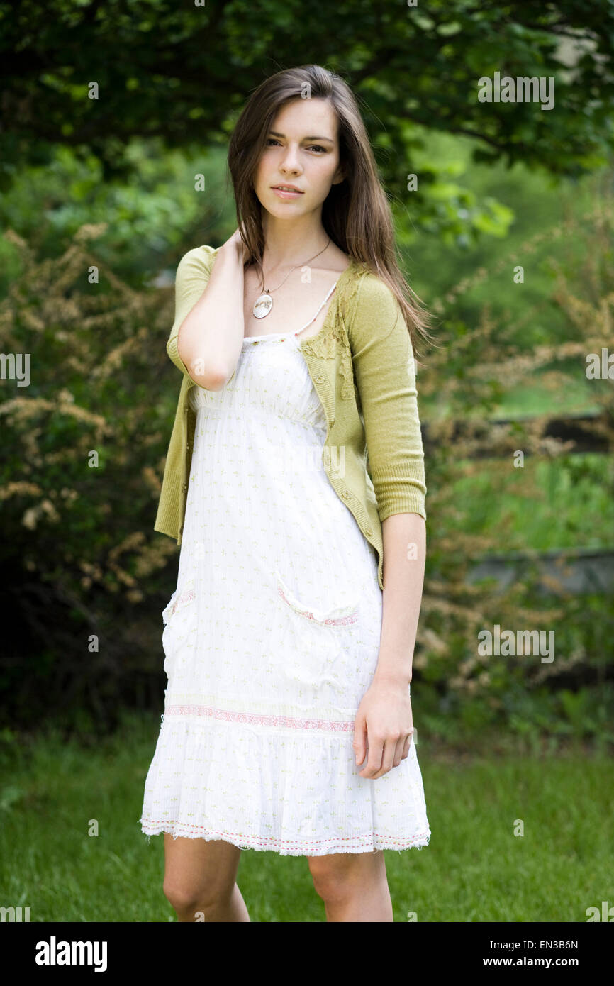 Frau in einem weißen Kleid Stockfoto