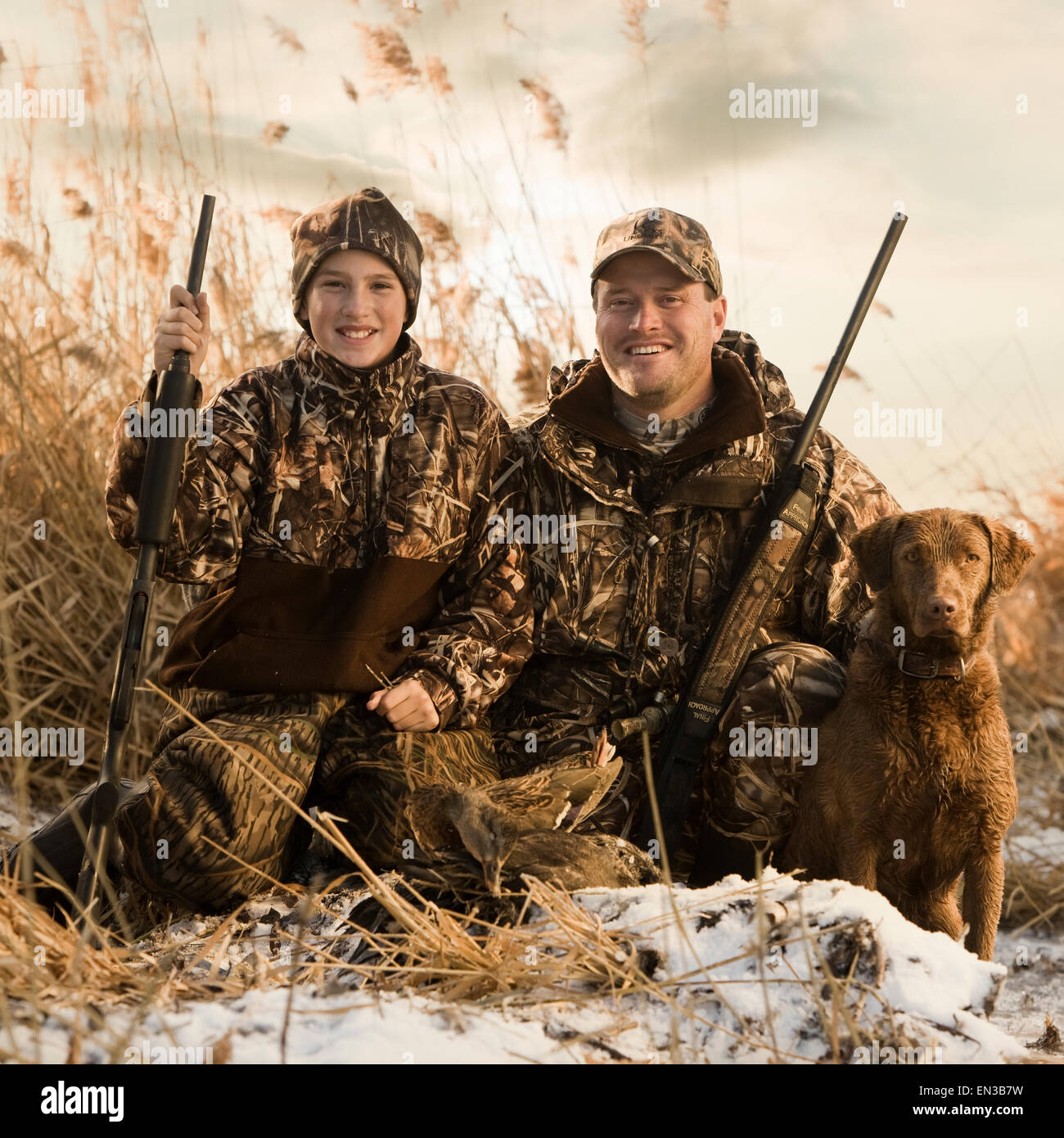 Vater und Sohn Entenjagd mit ihrem Hund Stockfoto