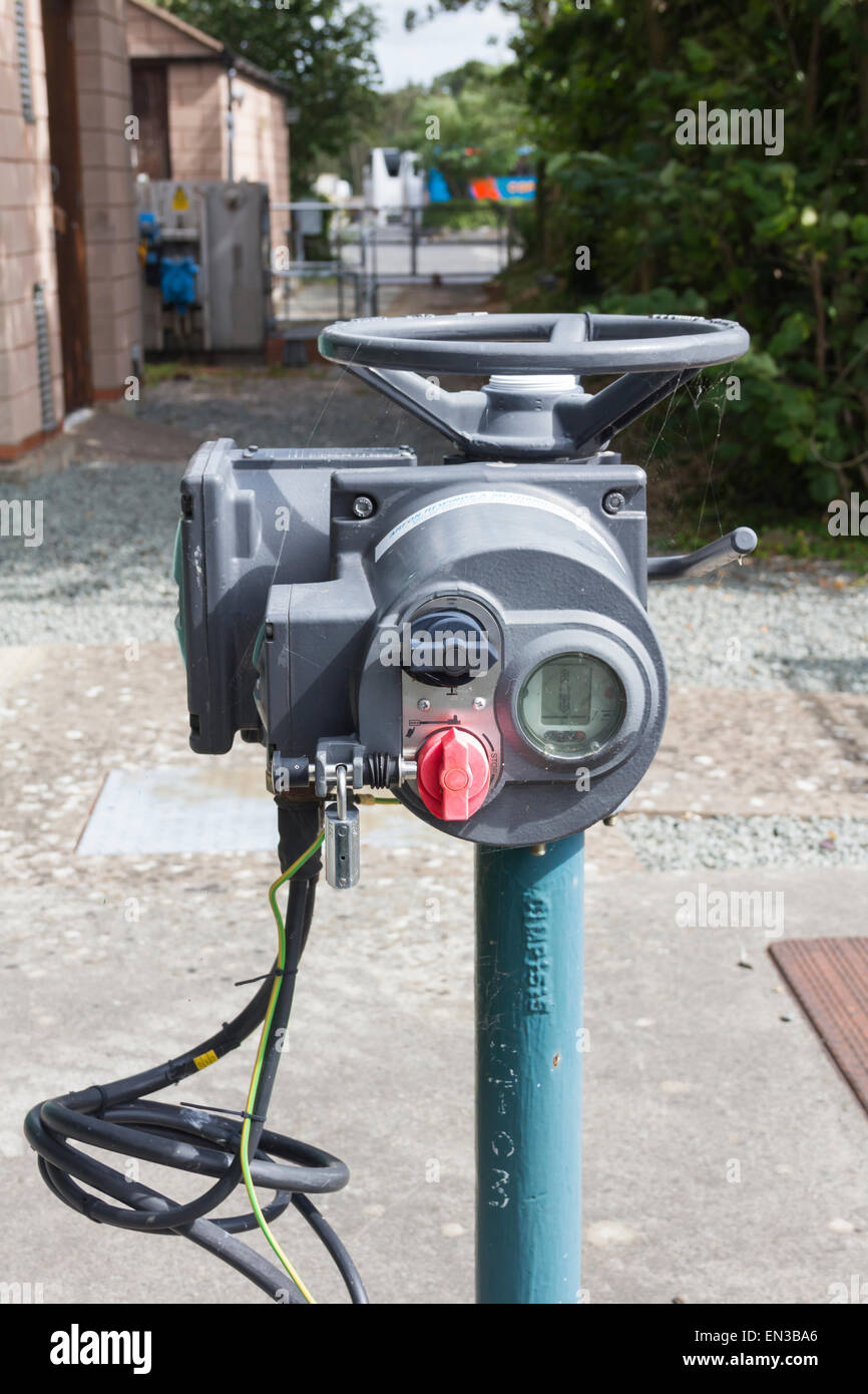 Elektrische Kontrollmechanismen auf Rohr Ventilsteuerungen bei einer Abwasser-Pumpstation installiert in der Nähe der Mündung des Flusses in Conwy. Stockfoto