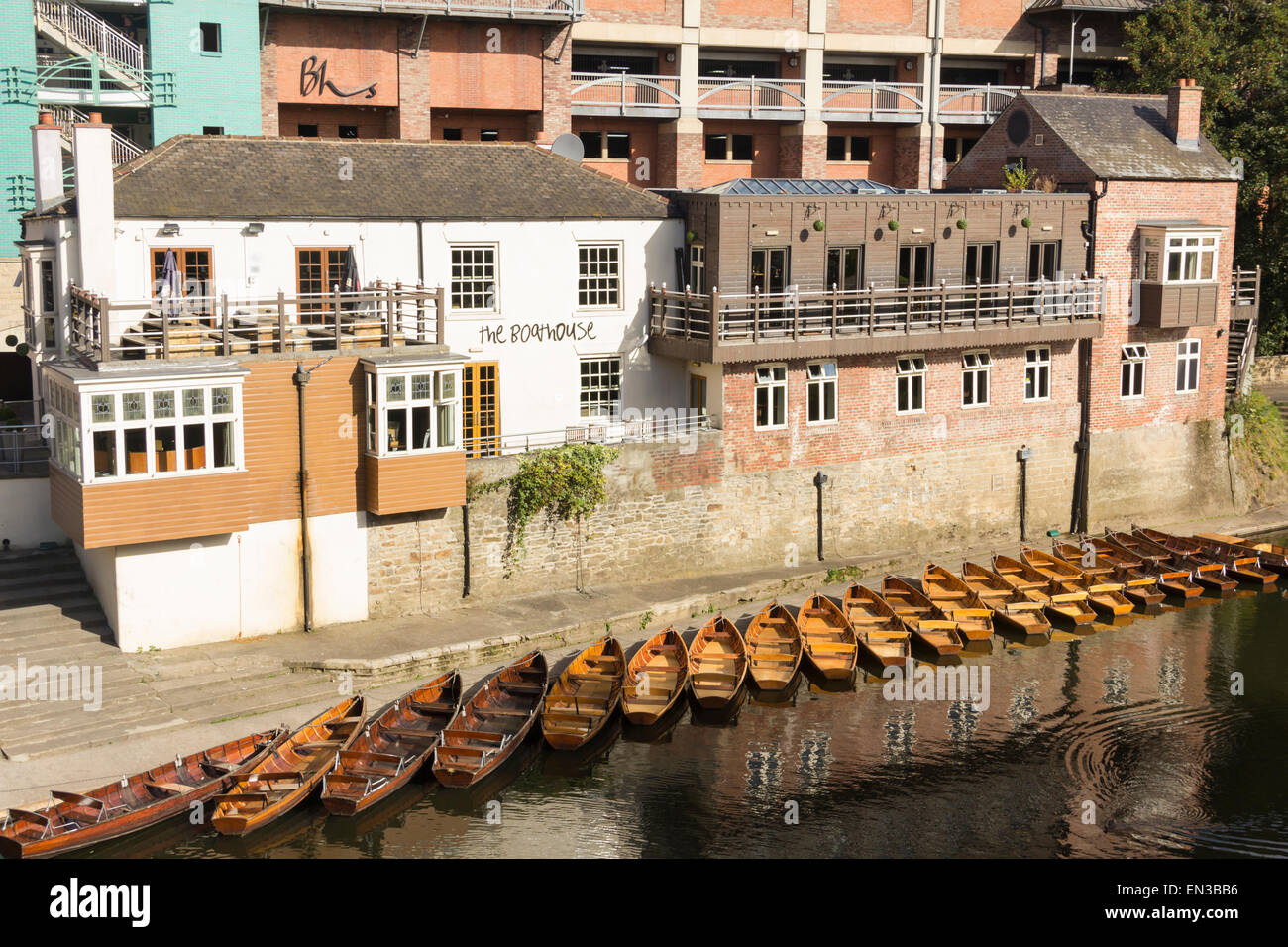 Ruderboote zu mieten, neben The Boathouse Pub am Ufer des Flusses Wear in Durham festgemacht. Stockfoto