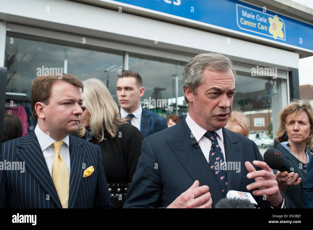 Parlamentswahlen 2015 UKIP Führer Nigel Farage Werbetätigkeit in UKIP Hochburg der South Ockendon, Essex. Stockfoto