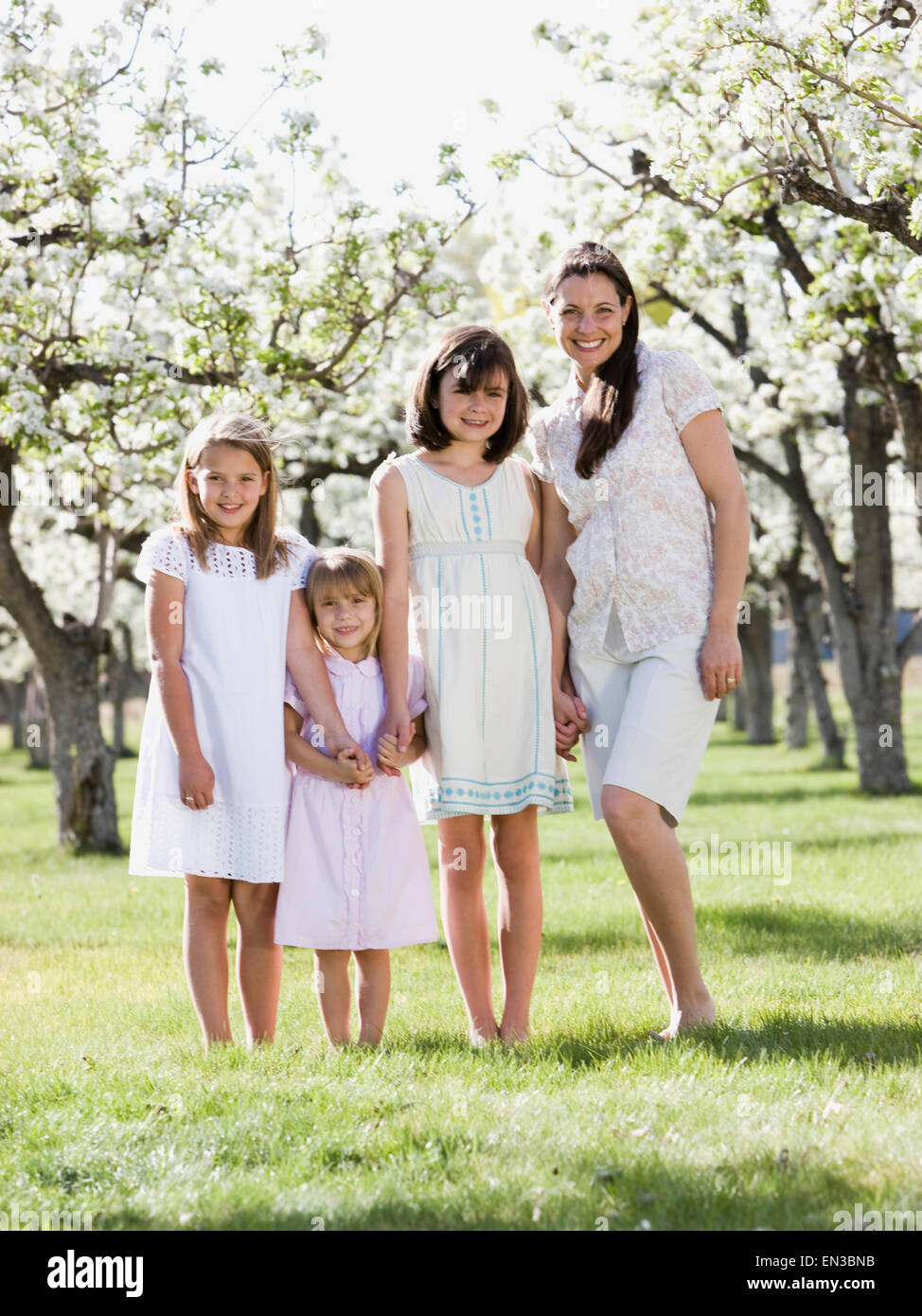 Mutter und ihren drei Töchtern in einem Obstgarten Stockfoto