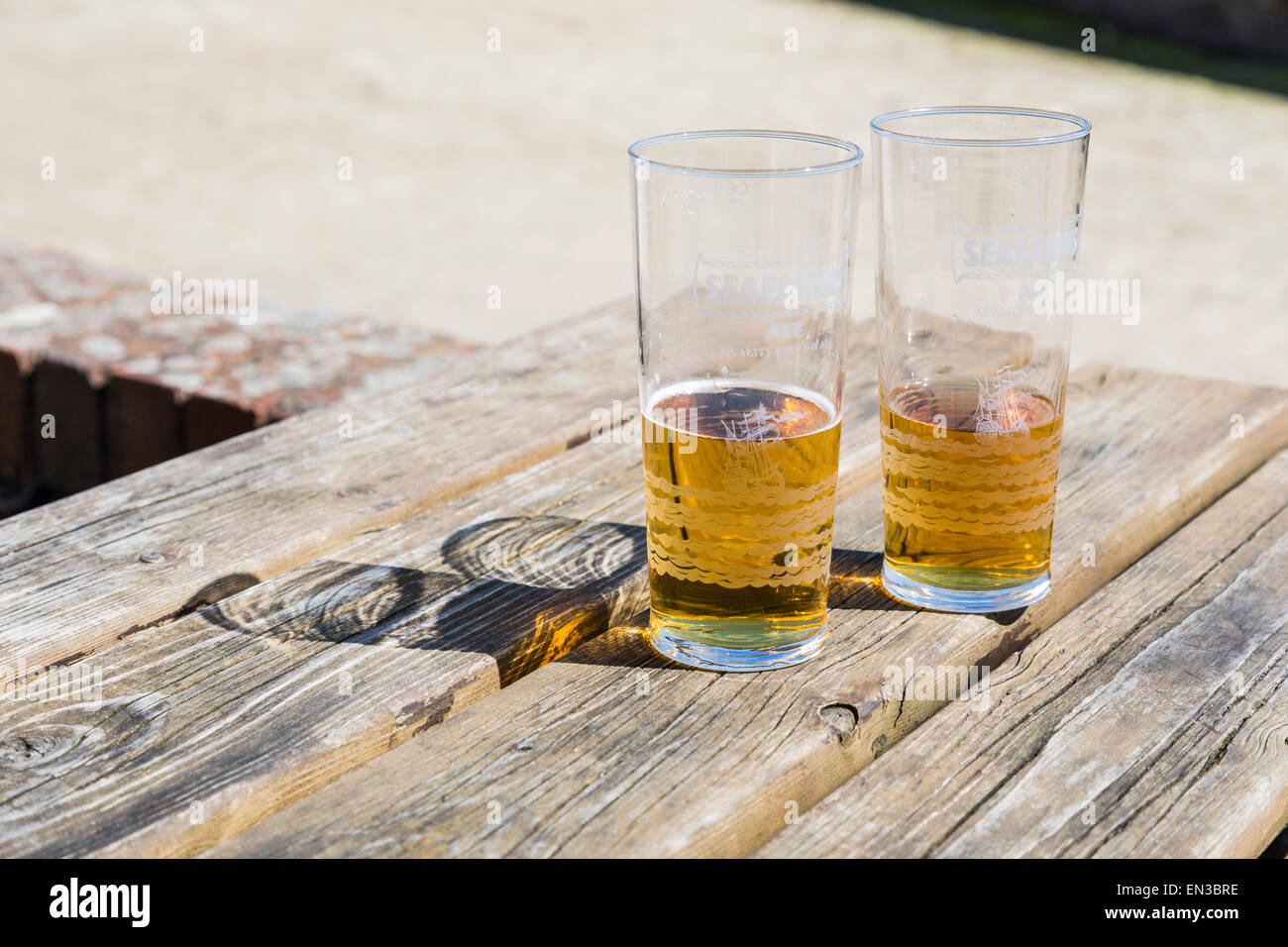 Zwei halbe leere Gläser Bier oder Radler auf einem Tisch aus Holz Kneipe Brille markierten Seemanns Ale Stockfoto