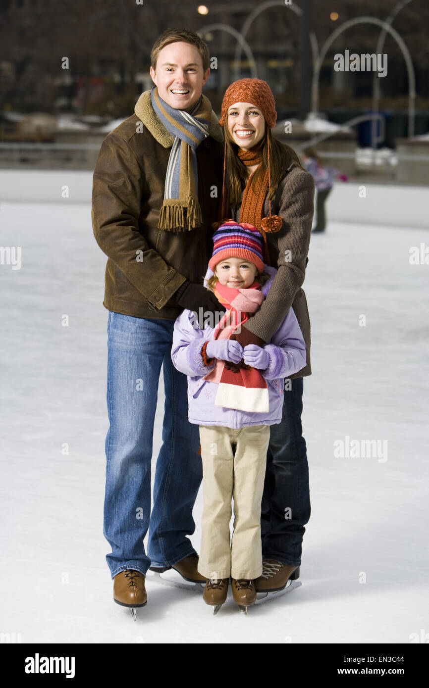 Mann und Frau mit kleinen Mädchen im Freien im winter Stockfoto