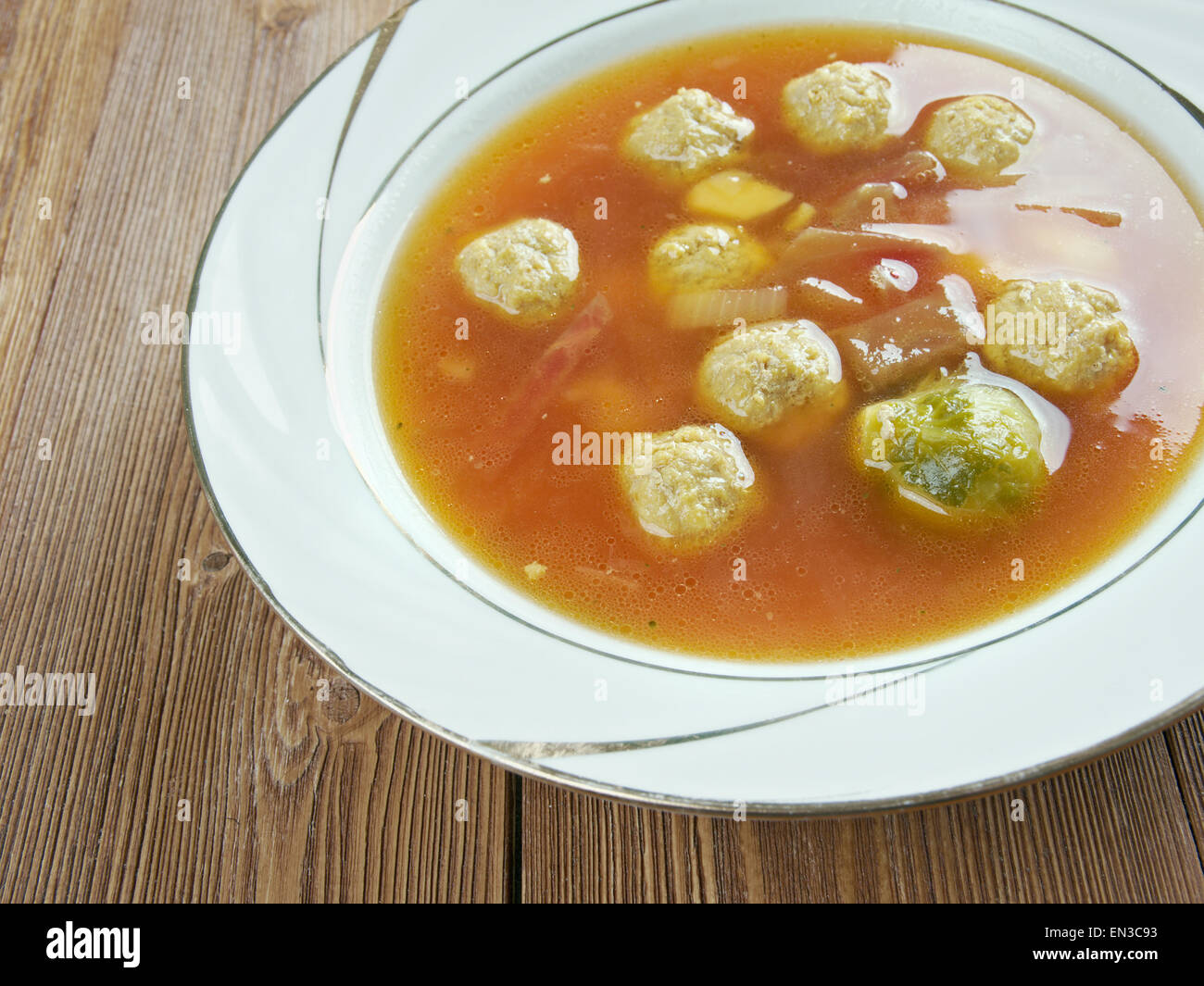 Schwäbische Suppe mit Fleischbällchen. Deutsche Küche Stockfoto