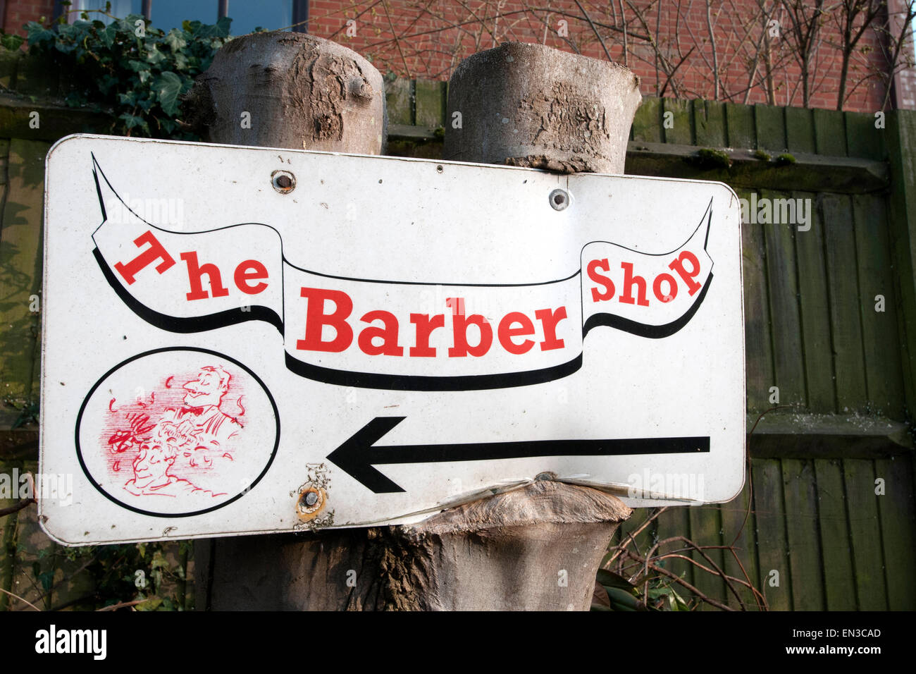 Altmodisches Barber Shop anmelden, angeschlossen an einen Baum in der Stadt Oxted, Surrey, England. Stockfoto