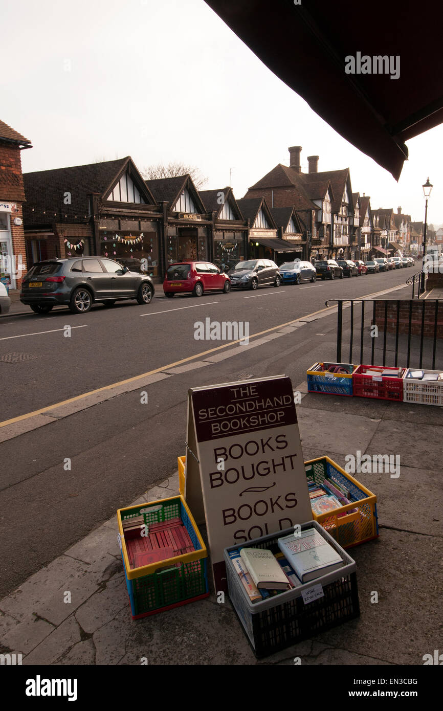 Gebrauchte Bücher angezeigt auf Straße außen-Shop in Oxted, Surrey, England Stockfoto