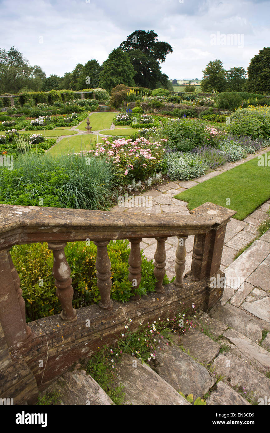 Großbritannien, England, Somerset, Cheddon Fitzpaine, Hestercombe Gärten, Stein Stufen führen hinunter zu großen Plat Stockfoto