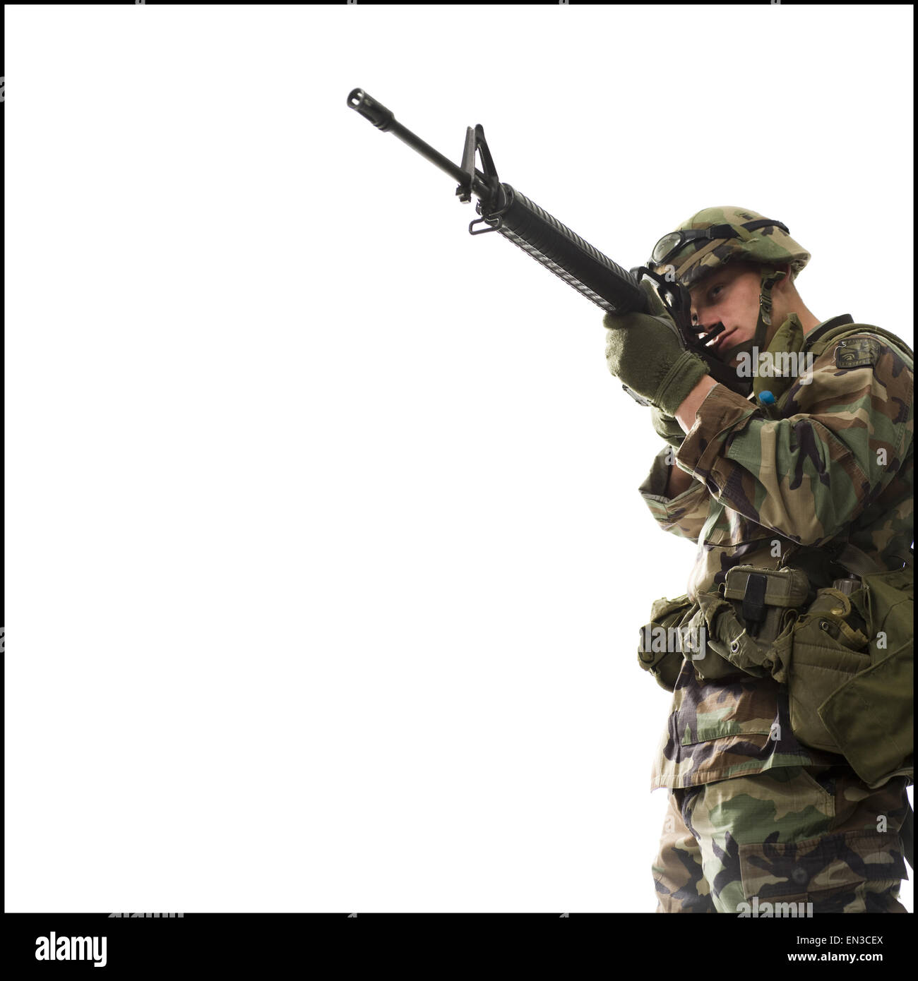 US-Armee Soldaten zeigenden Waffe Stockfoto