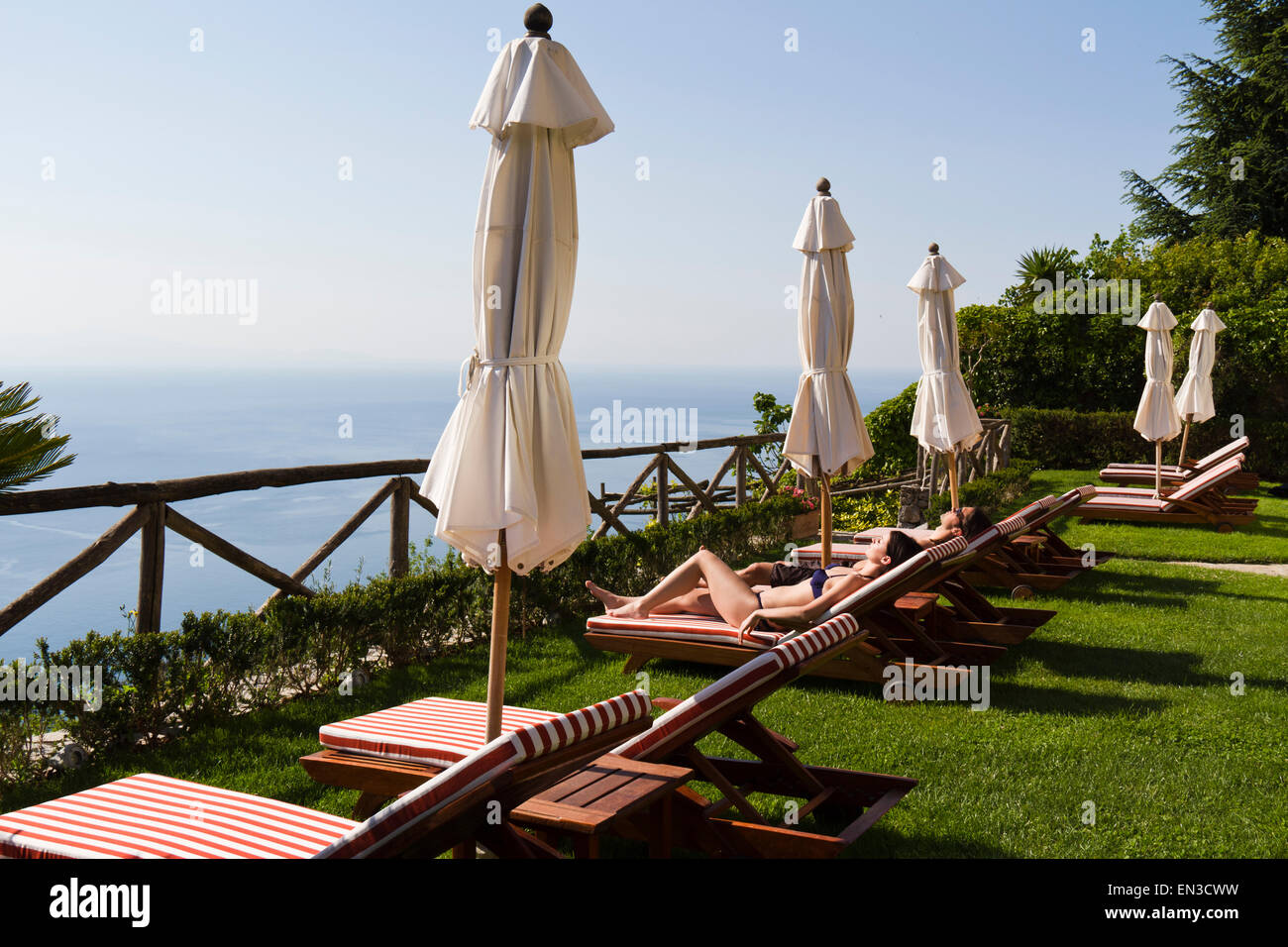 Italien, Ravello, Amalfi-Küste, paar Sonnenbad auf den Liegestühlen mit Blick auf Meer Stockfoto