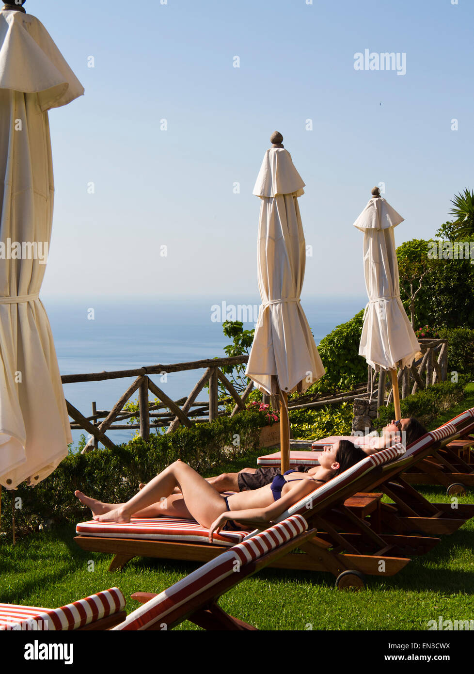 Italien, Ravello, Amalfi-Küste, paar Sonnenbad auf den Liegestühlen mit Blick auf Meer Stockfoto