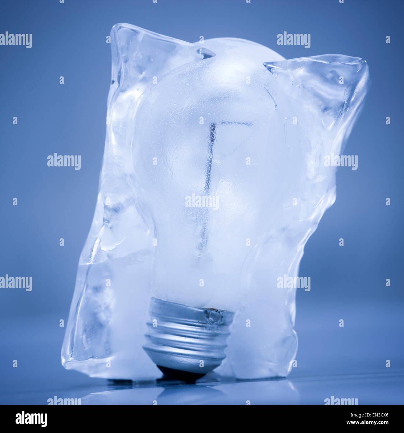 Glühbirne in einem Eisblock eingefroren Stockfoto