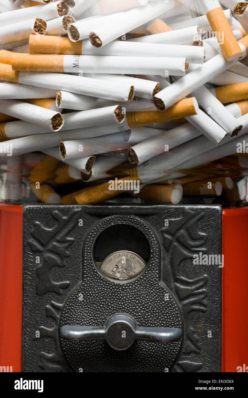 Gumball machine voller Zigaretten Stockfoto