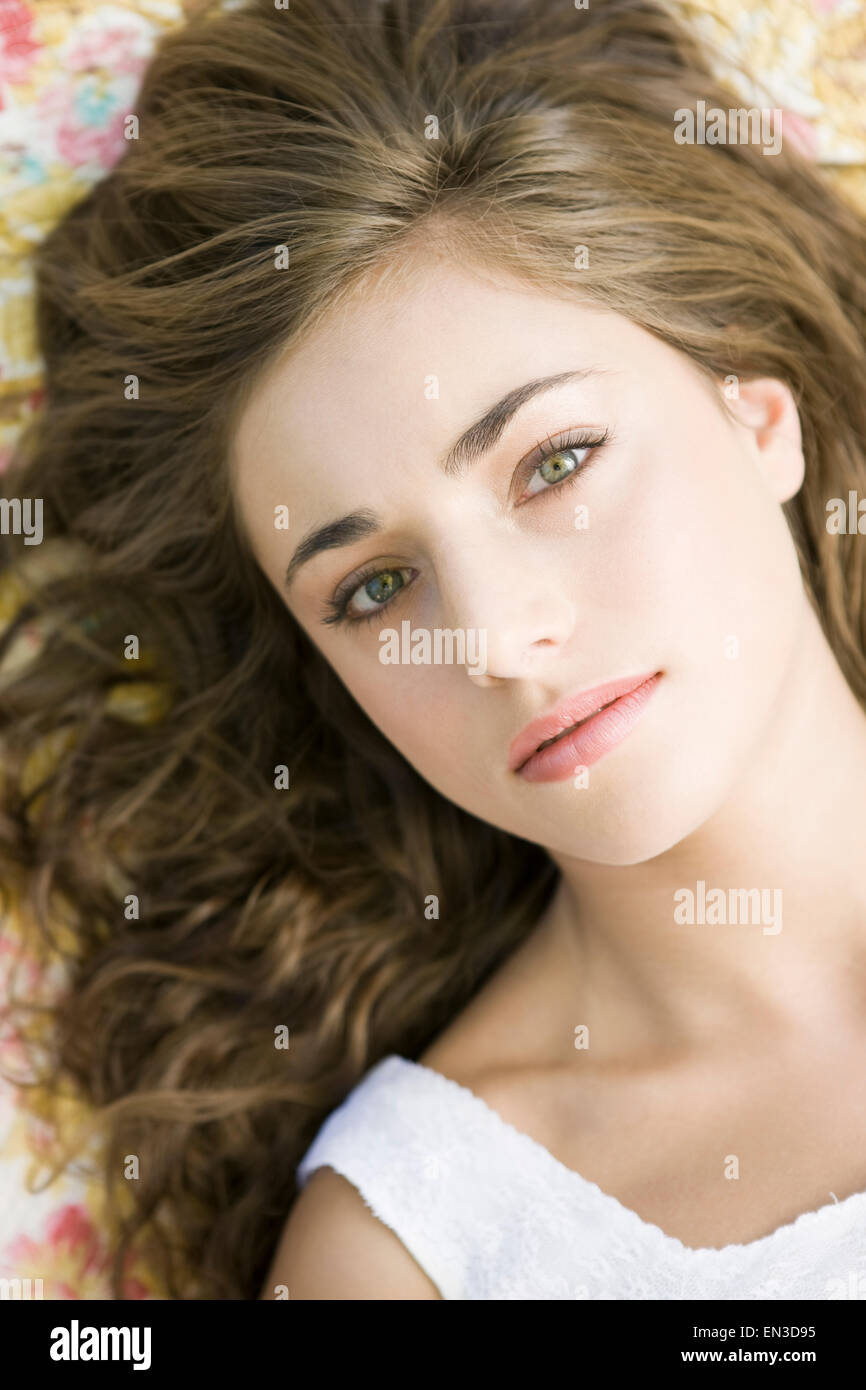 Frau liegend auf einer Decke Stockfoto