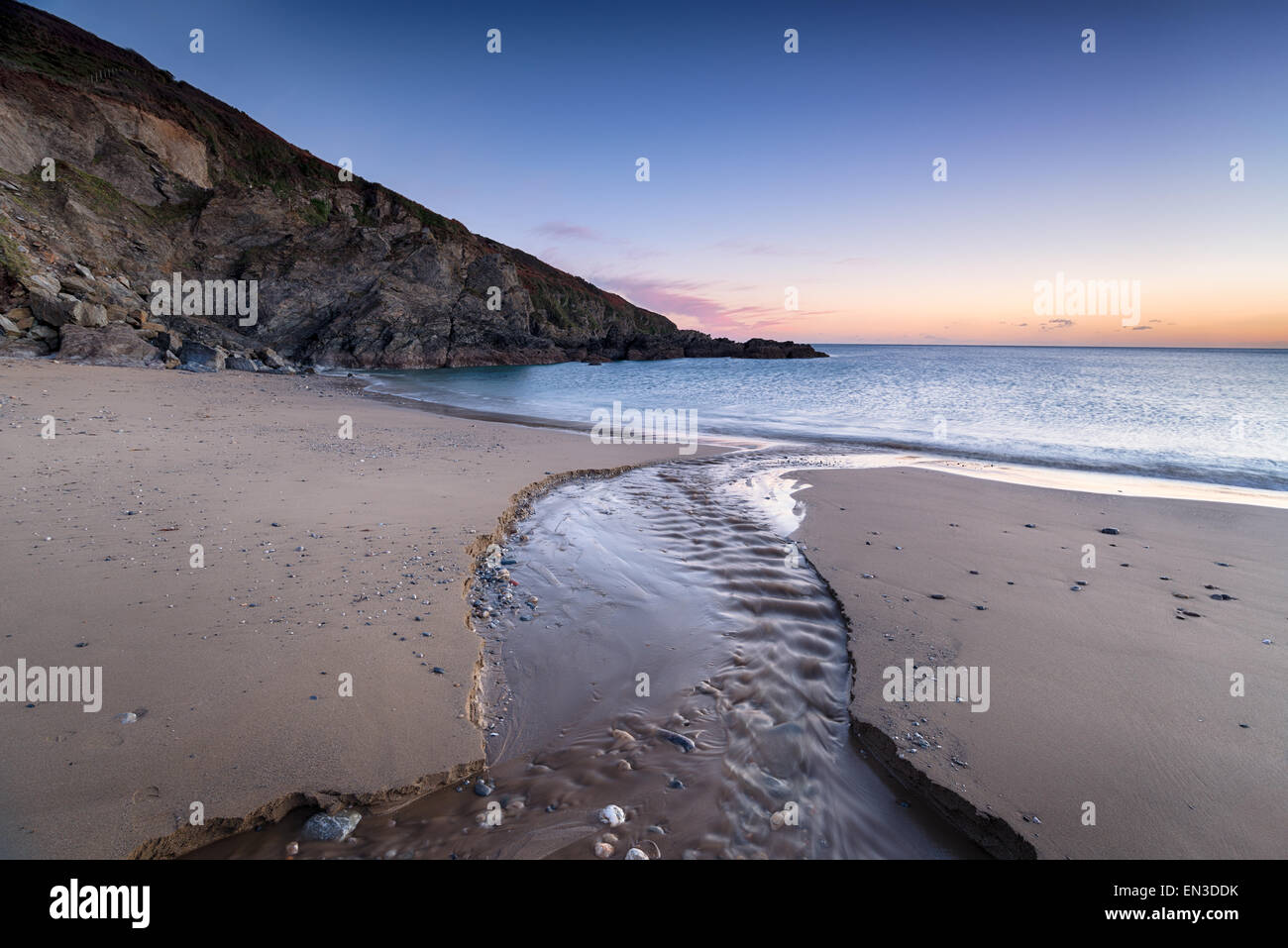 Nacht fallen über Hemmick Strand an der südlichen Küste von Cornwall Stockfoto