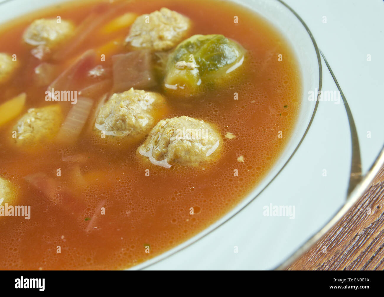 Schwäbische Suppe mit Fleischbällchen. Deutsche Küche Stockfoto