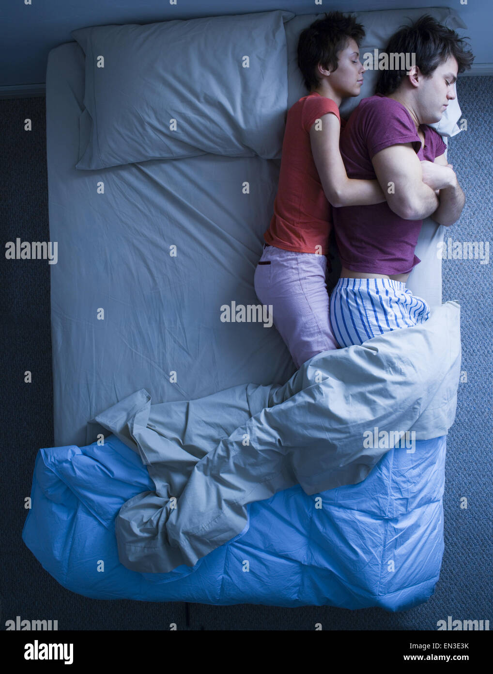 Frau kuscheln wach Mann im Bett schlafen Stockfoto