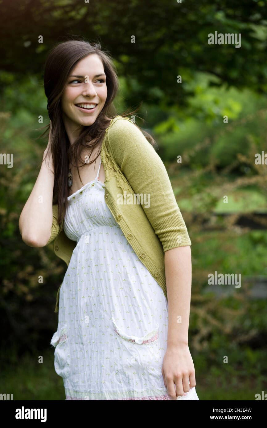 Frau in einem weißen Kleid Stockfoto