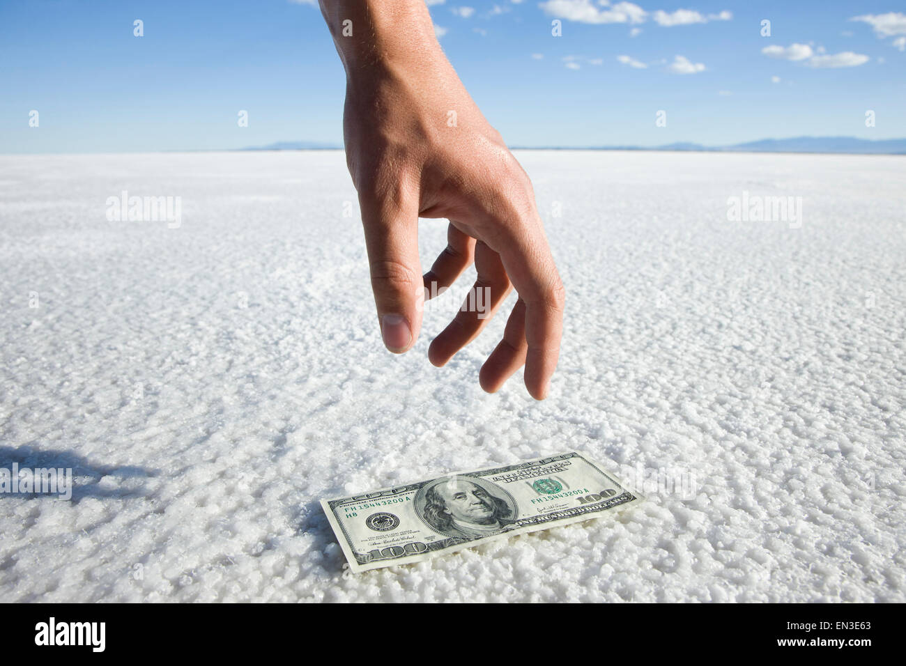 hundert-Dollar-Schein in der Mitte von nirgendwo Stockfoto
