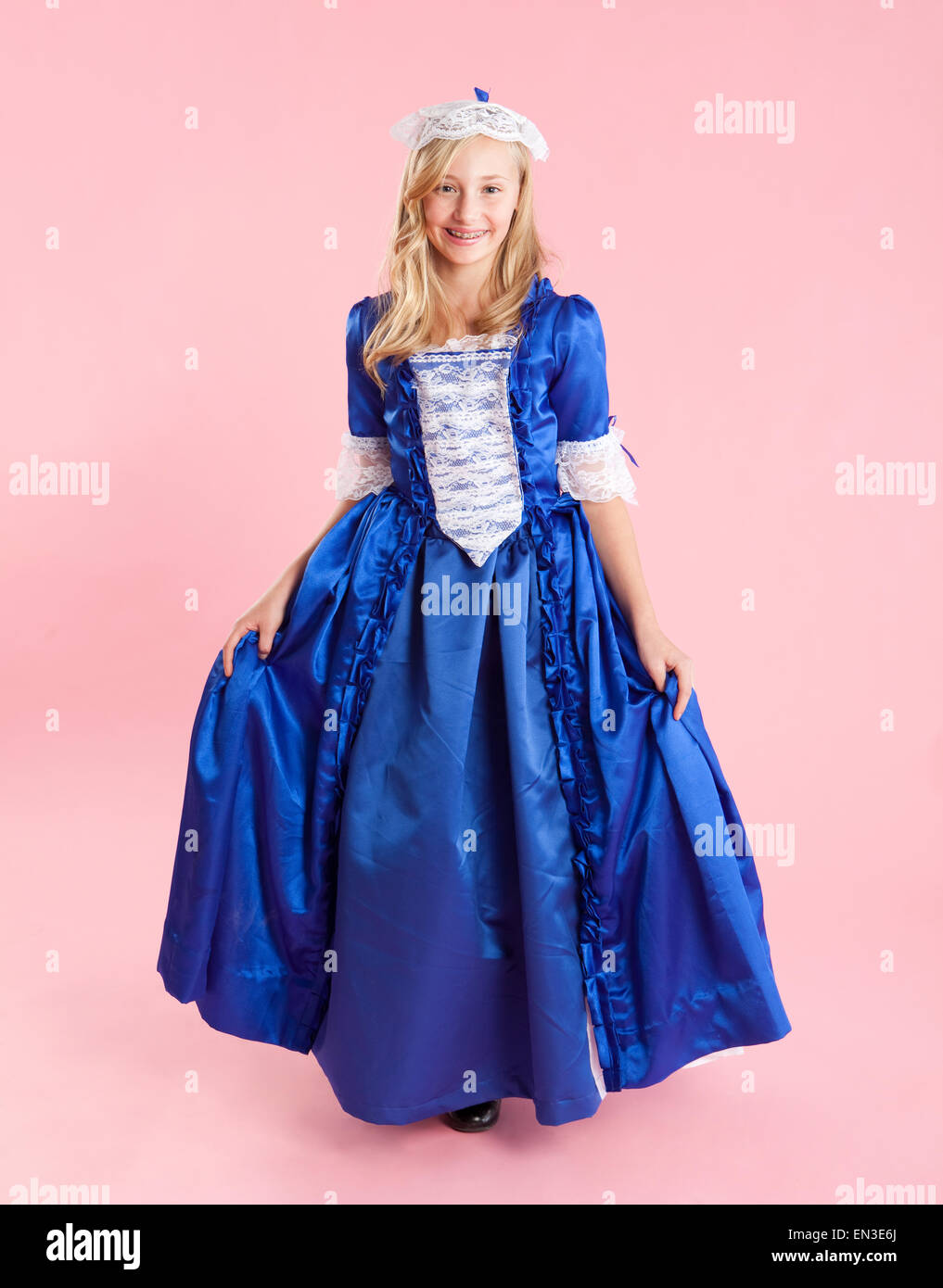 Porträt eines Mädchens (10-11) im kolonialen Prinzessin Kleid für Halloween Stockfoto