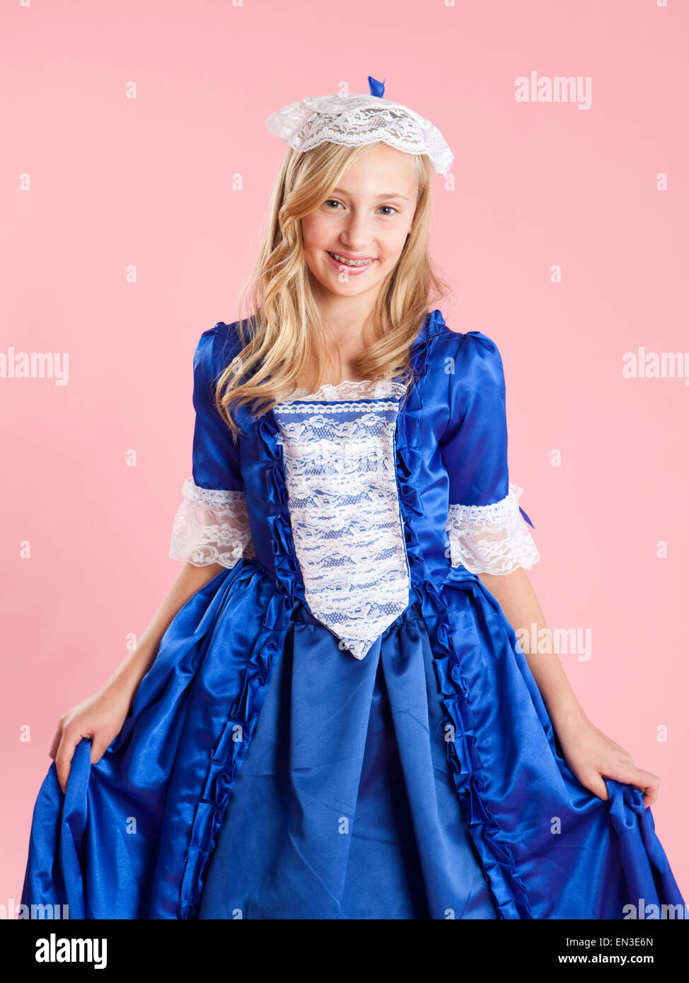 Porträt eines Mädchens (10-11) im kolonialen Prinzessin Kleid für Halloween Stockfoto
