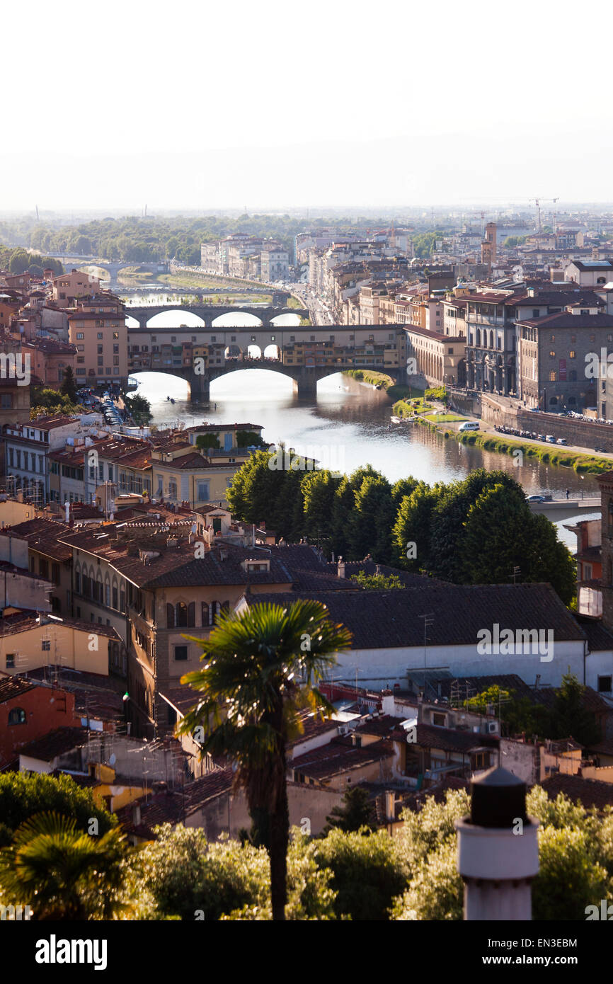 Italien, Florenz, Ponte Vecchio und Fluss Arno Stockfoto