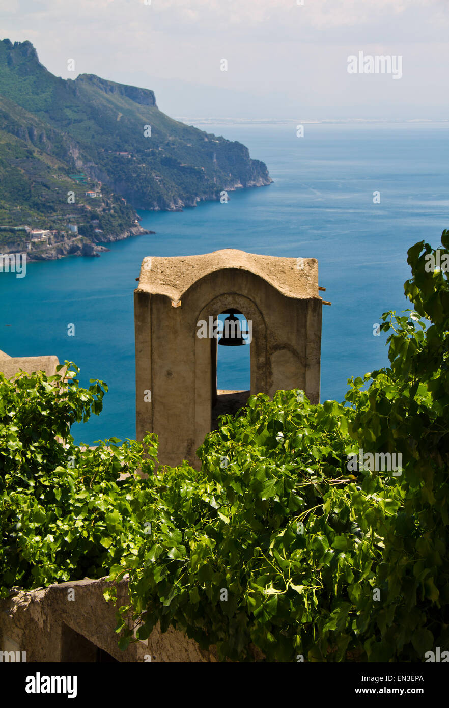 Italien, Küste von Amalfi, Ravello, Glockenturm mit Meer im Hintergrund Stockfoto