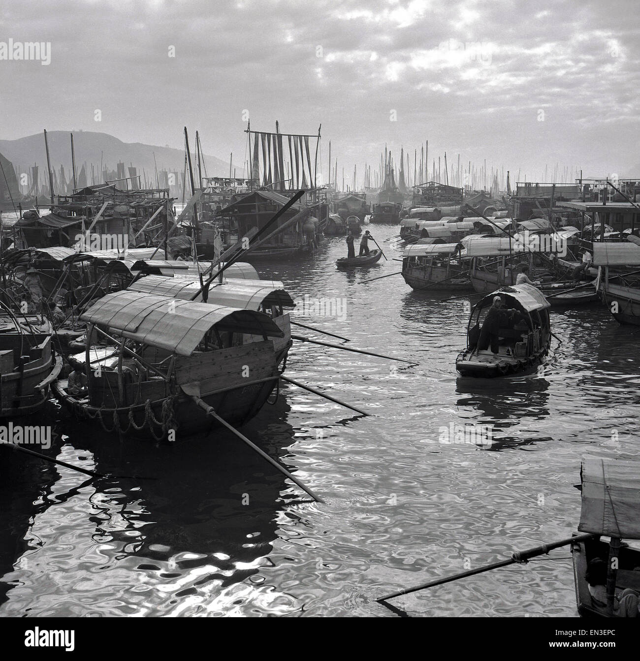 1950er Jahre historische, das schwimmende Dorf Aberdeen, Hong Kong, wie es zu diesem Zeitpunkt aussah, ein Fischerhafen mit chinesischen Dschunken gefüllt. Stockfoto