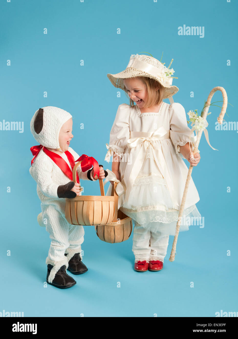 Mädchen (2-3) als Little Bo Peep mit jungen (12-17 Monate) als Lamm für Halloween Stockfoto