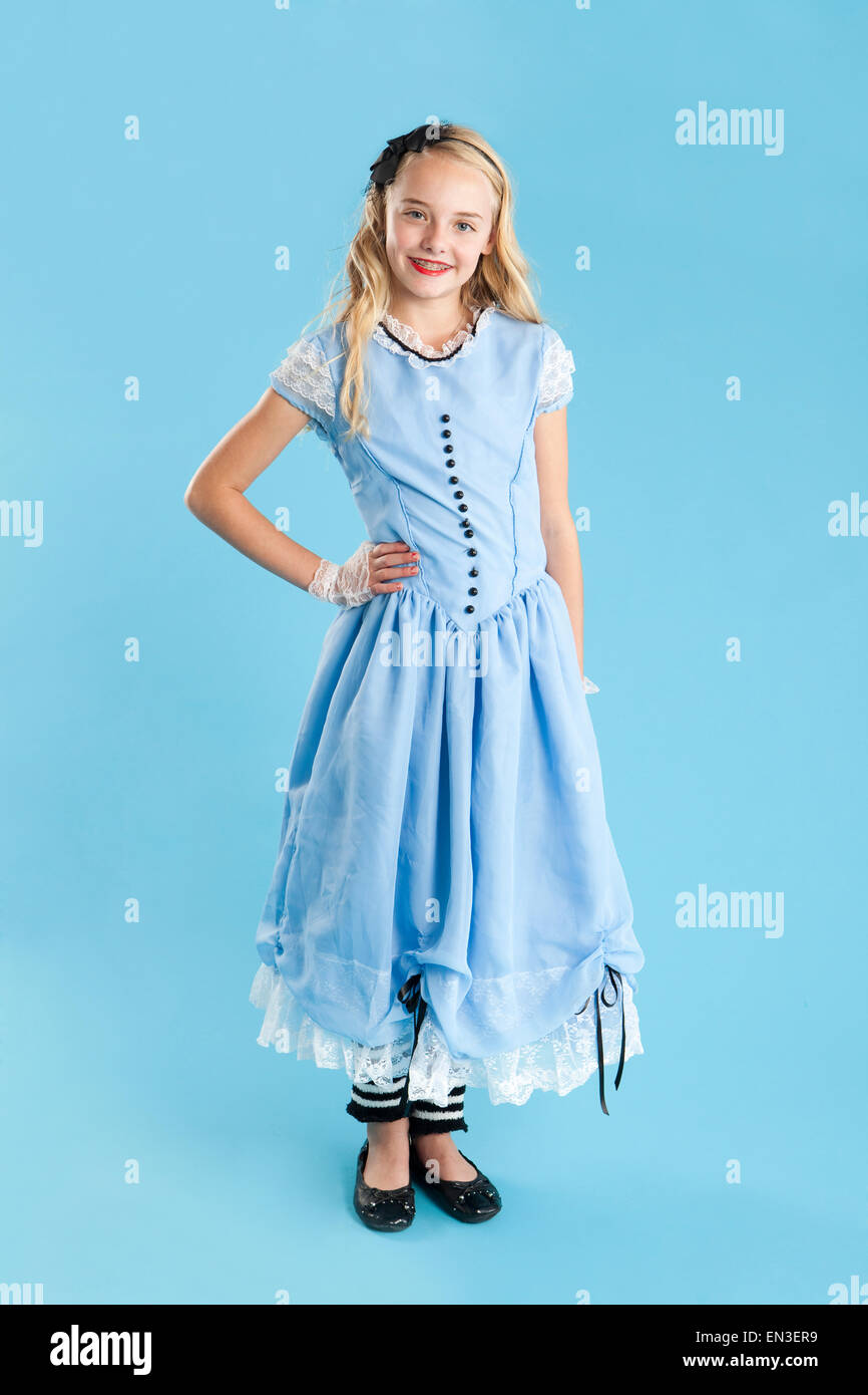 Porträt eines Mädchens (10-11) in Alice im Wunderland Kostüm für Halloween Stockfoto