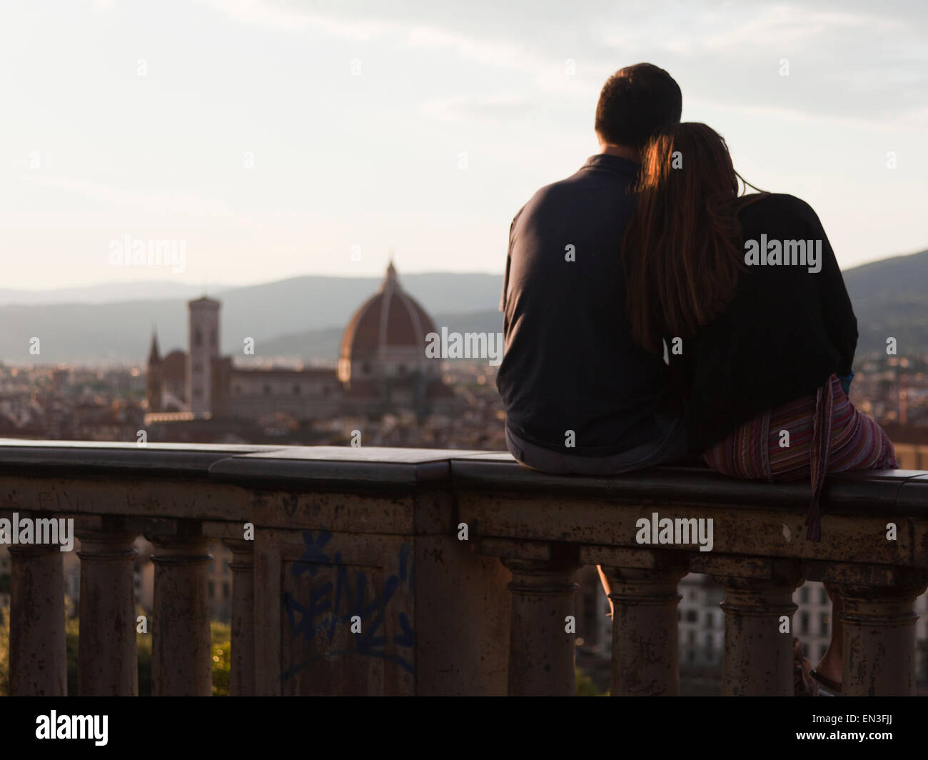 Italien, Florenz, paar mit Blick auf Stadt Stockfoto
