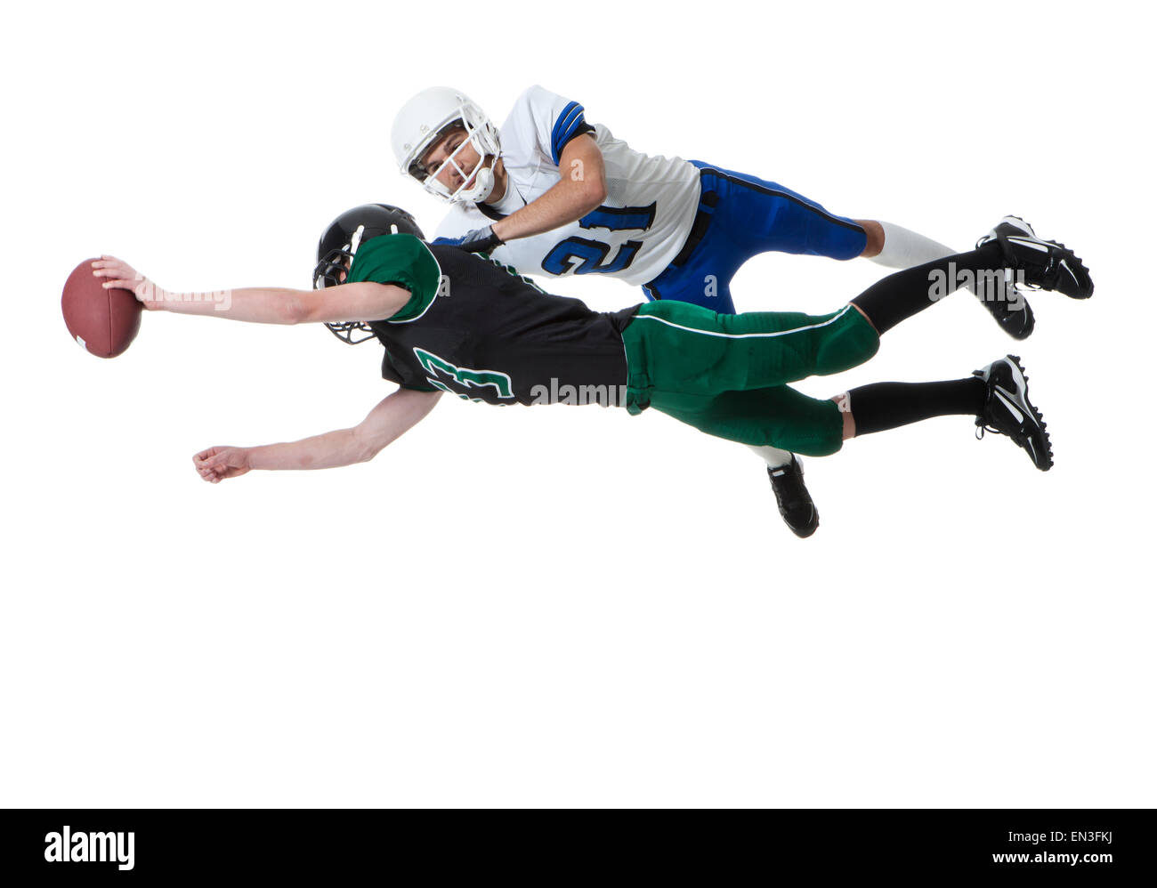 Zwei männliche Spieler des American Football kämpfen für Ball, Studio gedreht Stockfoto