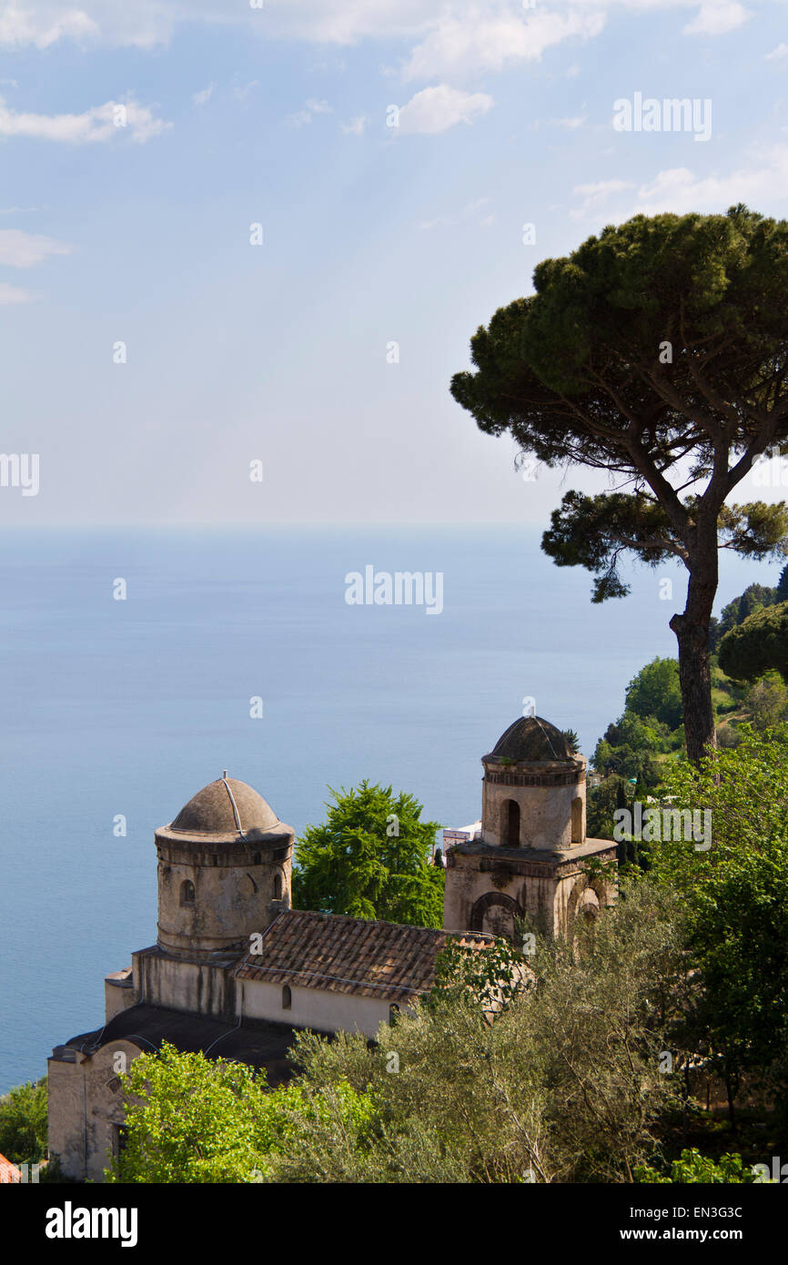 Italien, Küste von Amalfi, Ravello, Bergkirche mit Meer im Hintergrund Stockfoto