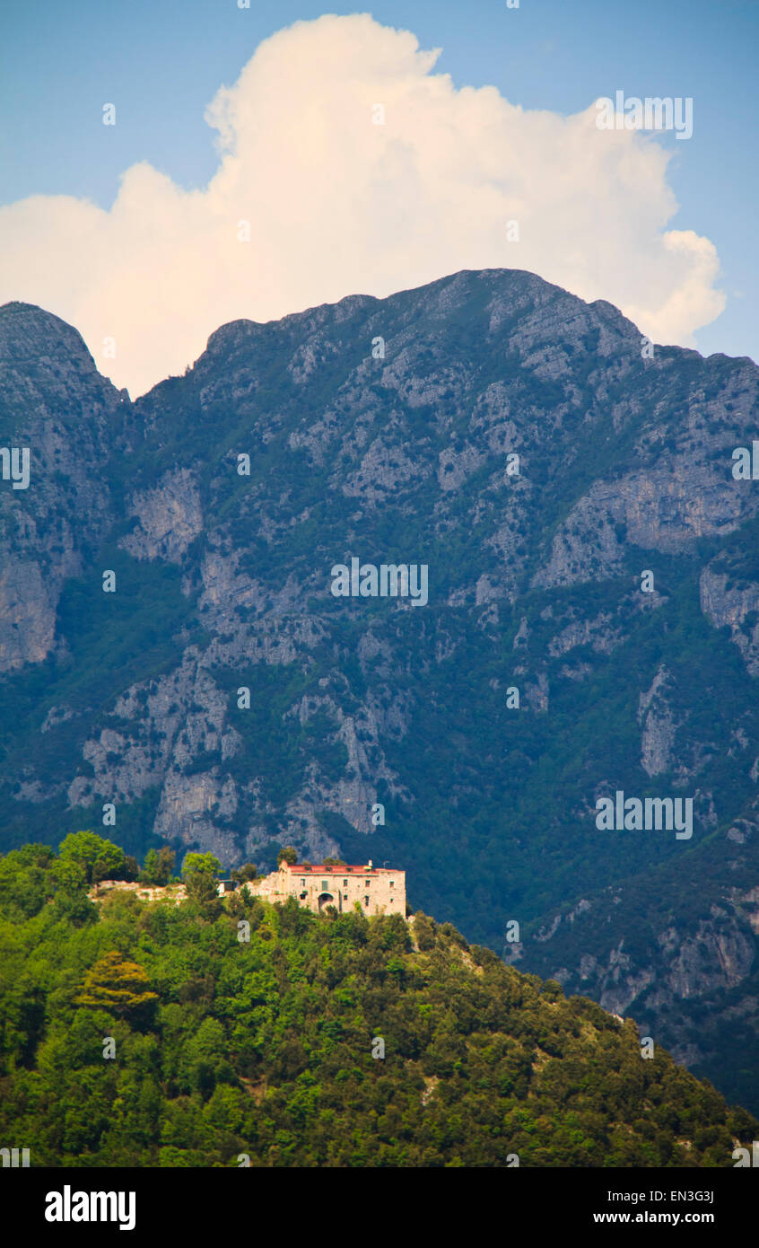 Italien, Küste von Amalfi, Ravello, Altbau auf Hügel mit Berg im Hintergrund Stockfoto